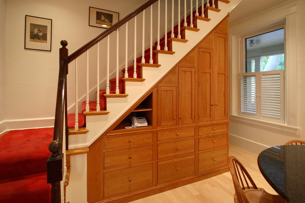На фото: угловая лестница среднего размера в классическом стиле с ступенями с ковровым покрытием и ковровыми подступенками с