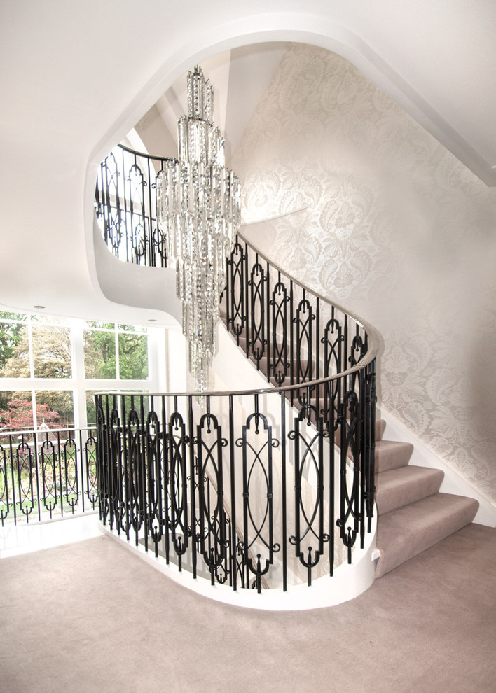 Gewendelte, Große Klassische Treppe mit Stahlgeländer, Teppich-Treppenstufen und Teppich-Setzstufen in Buckinghamshire