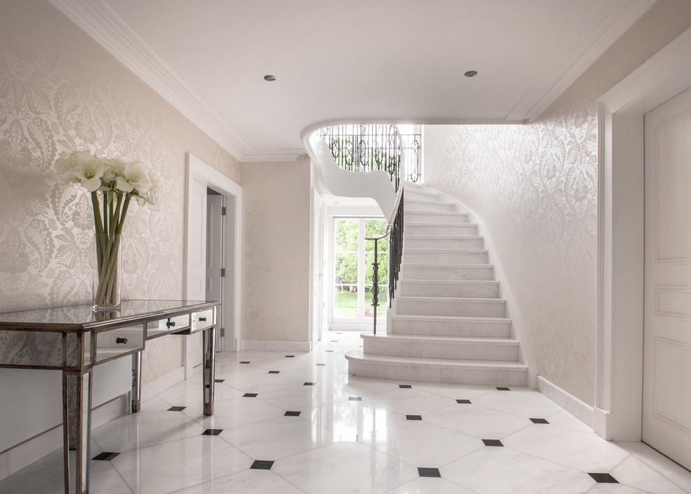 Idéer för stora vintage svängda trappor i marmor, med sättsteg i marmor och räcke i metall