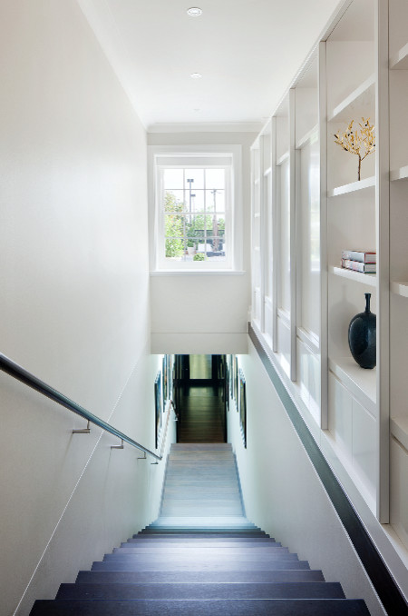 Стильный дизайн: прямая деревянная лестница среднего размера в классическом стиле с деревянными ступенями - последний тренд