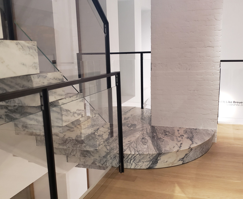 Schwebende, Geräumige Moderne Marmortreppe mit Marmor-Setzstufen in New York