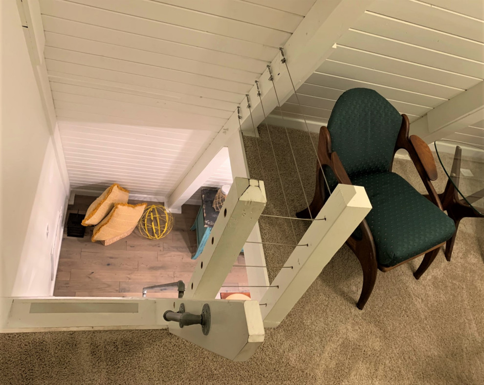 Gerade, Mittelgroße Maritime Treppe mit gebeizten Holz-Treppenstufen, gebeizten Holz-Setzstufen, Stahlgeländer und Holzdielenwänden in Washington, D.C.