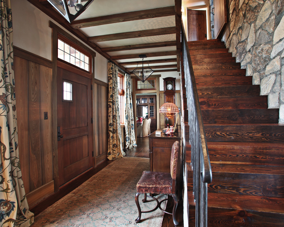 На фото: деревянная лестница в стиле рустика с деревянными ступенями