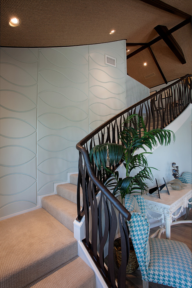 Große Treppe in L-Form mit Teppich-Treppenstufen, Teppich-Setzstufen und Stahlgeländer in Miami