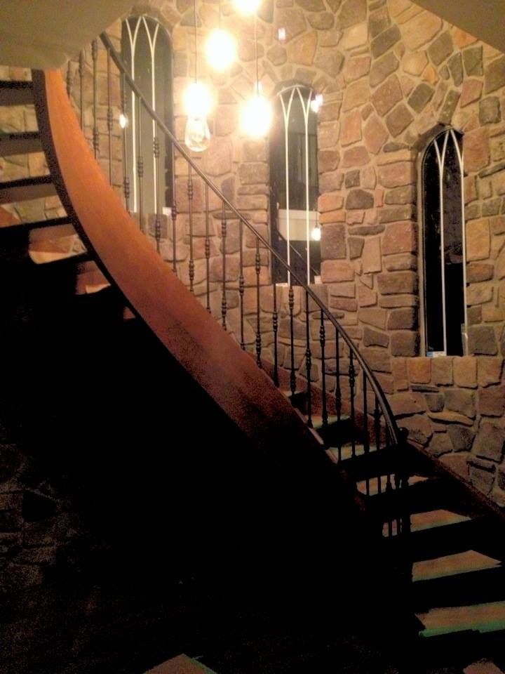 バンクーバーにある高級な中くらいなトラディショナルスタイルのおしゃれな階段の写真