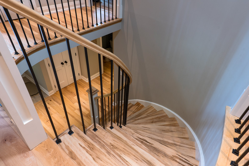 Inspiration för mellanstora moderna svängda trappor i trä, med sättsteg i målat trä och räcke i metall