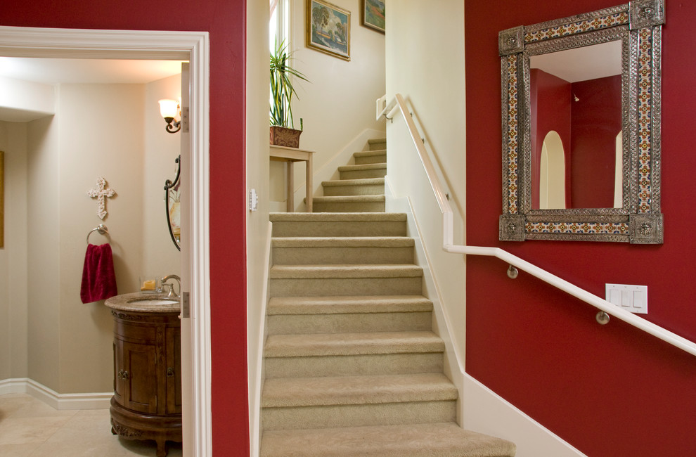 Пример оригинального дизайна: изогнутая лестница среднего размера в морском стиле с ступенями с ковровым покрытием и ковровыми подступенками
