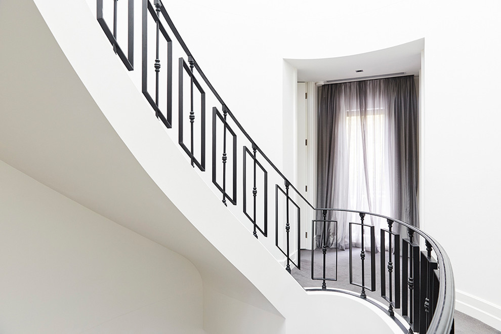 Gewendelte, Große Klassische Treppe mit Teppich-Treppenstufen, Teppich-Setzstufen und Stahlgeländer in Melbourne