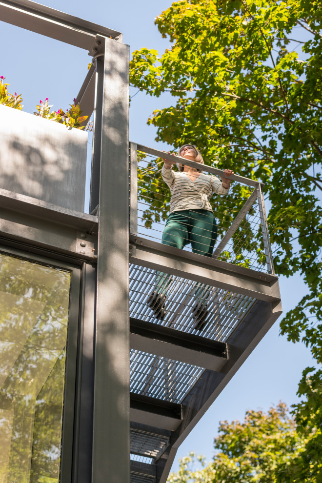 Стильный дизайн: маленькая прямая металлическая лестница в стиле модернизм с металлическими ступенями и перилами из тросов для на участке и в саду - последний тренд