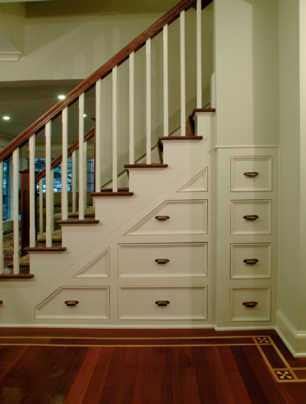 Exemple d'un escalier chic avec rangements.