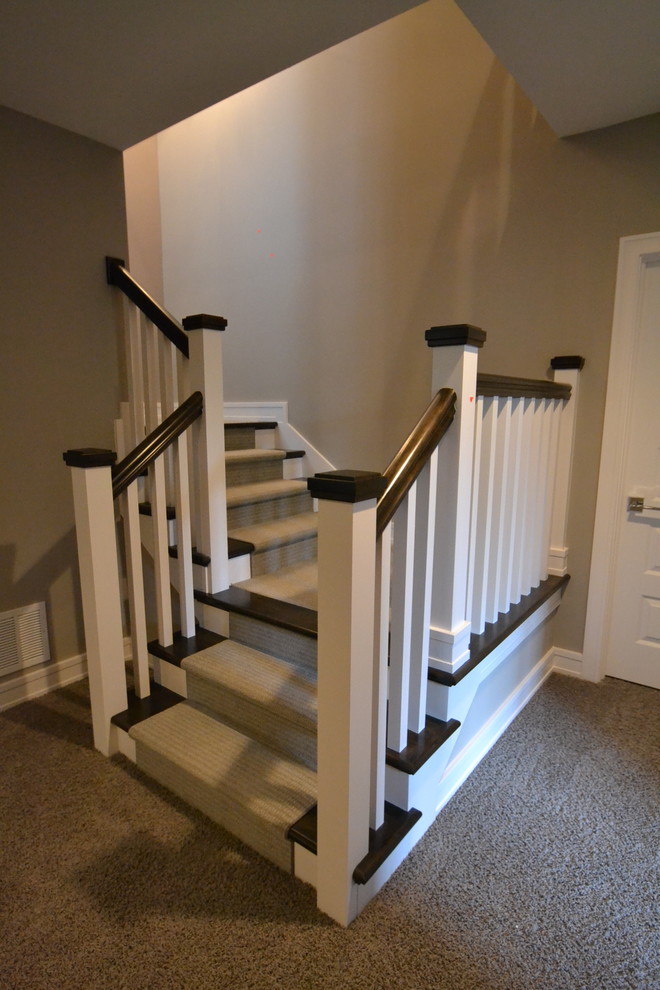 Пример оригинального дизайна: п-образная лестница среднего размера в современном стиле с деревянными ступенями и крашенными деревянными подступенками