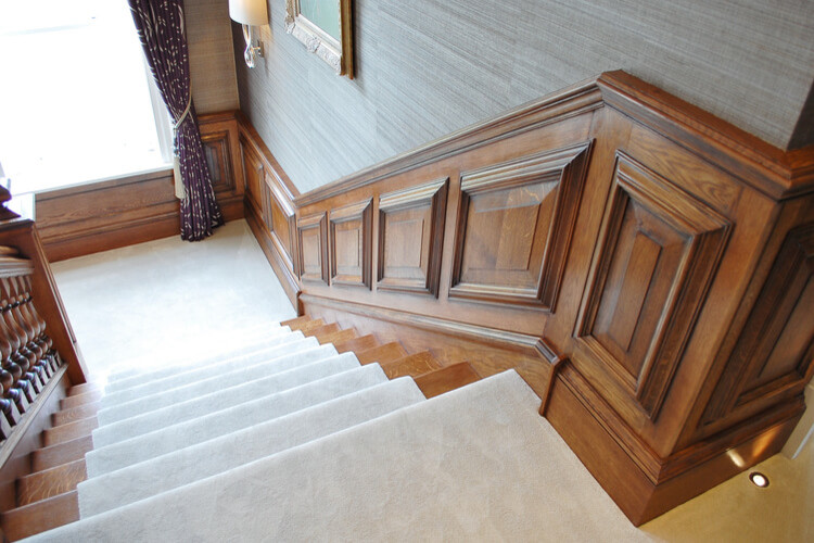 Diseño de escalera clásica grande con escalones de madera y contrahuellas de madera
