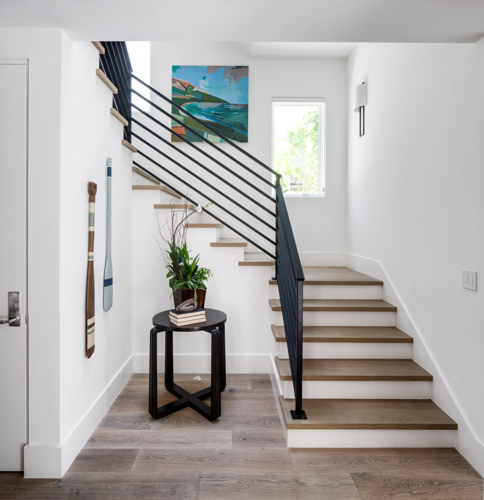 Источник вдохновения для домашнего уюта: п-образная лестница в морском стиле с деревянными ступенями, крашенными деревянными подступенками и перилами из тросов