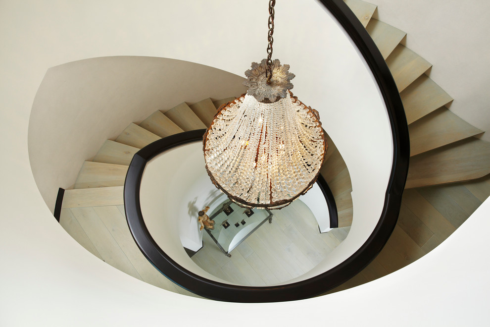 Imagen de escalera de caracol contemporánea grande con escalones de madera y contrahuellas de madera pintada