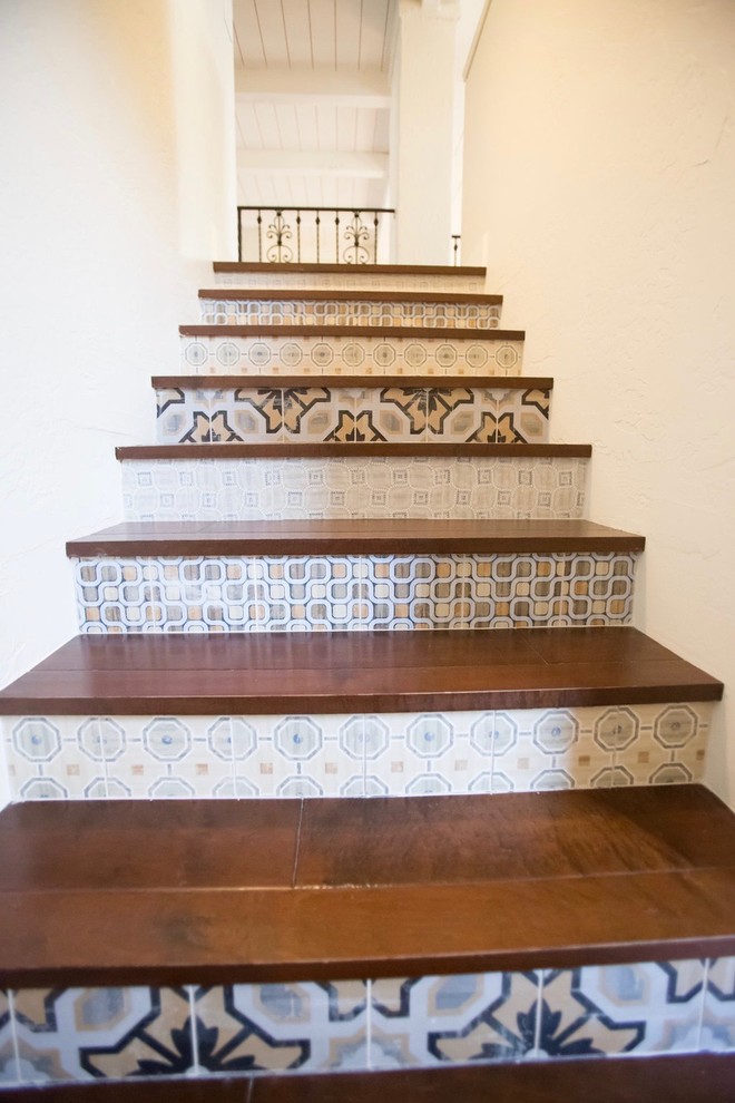 На фото: лестница среднего размера в стиле неоклассика (современная классика) с деревянными ступенями и подступенками из плитки