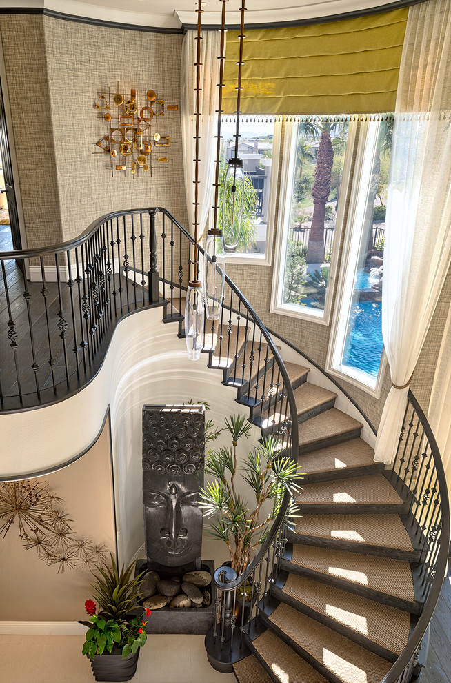 Стильный дизайн: изогнутая деревянная лестница в морском стиле с ступенями с ковровым покрытием и перилами из смешанных материалов - последний тренд