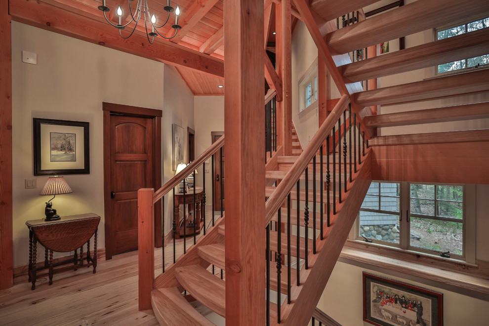 Idée de décoration pour un escalier craftsman en L avec des marches en bois, des contremarches en bois et éclairage.