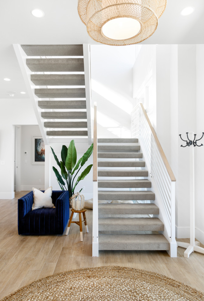 Идея дизайна: п-образная лестница в морском стиле с ступенями с ковровым покрытием и металлическими перилами без подступенок
