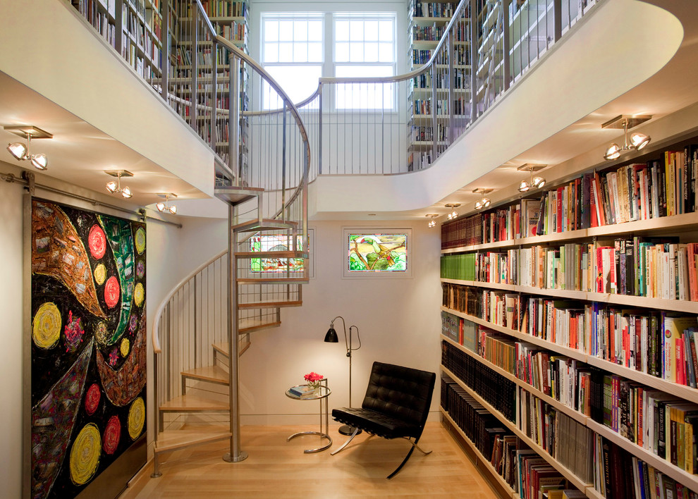 Inspiration pour un grand escalier sans contremarche hélicoïdal design avec des marches en bois, palier et éclairage.