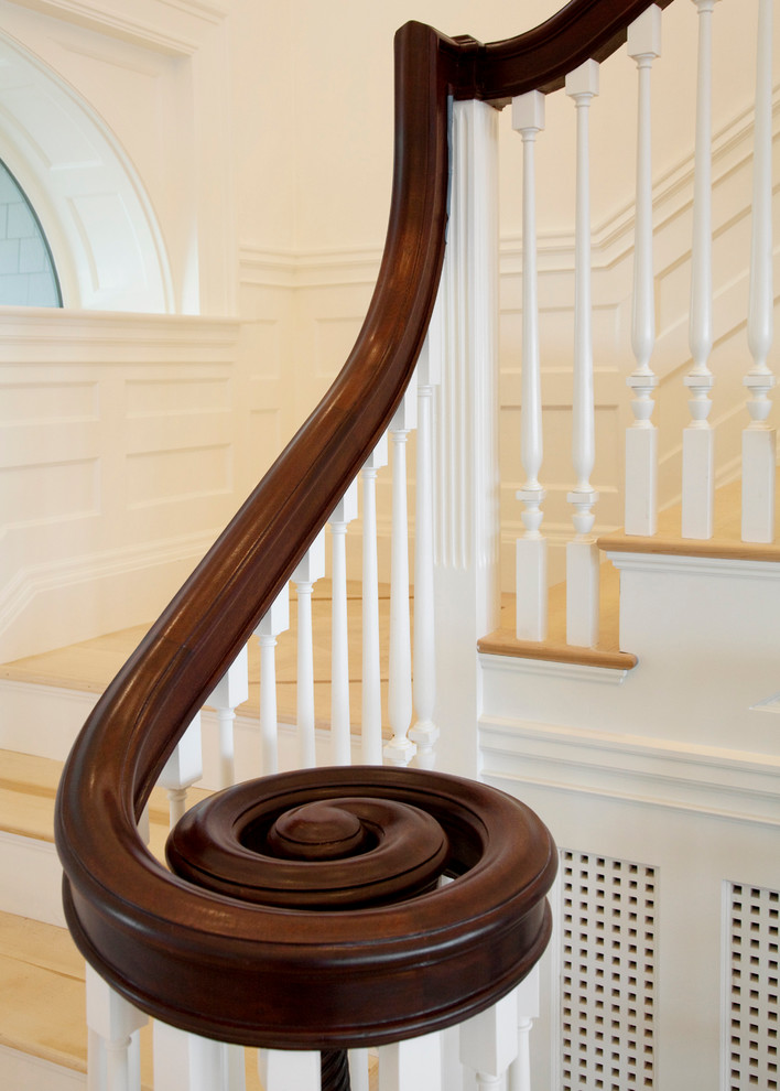 Стильный дизайн: большая угловая лестница в классическом стиле с деревянными ступенями и крашенными деревянными подступенками - последний тренд