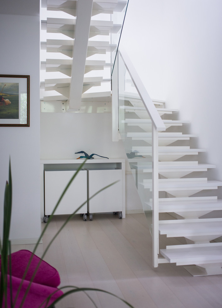 Пример оригинального дизайна: п-образная лестница в современном стиле с крашенными деревянными ступенями без подступенок