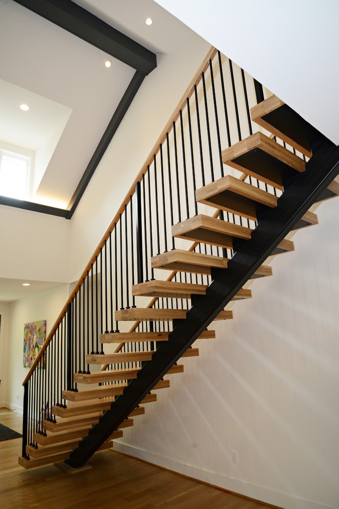 Идея дизайна: лестница на больцах в стиле кантри с деревянными ступенями