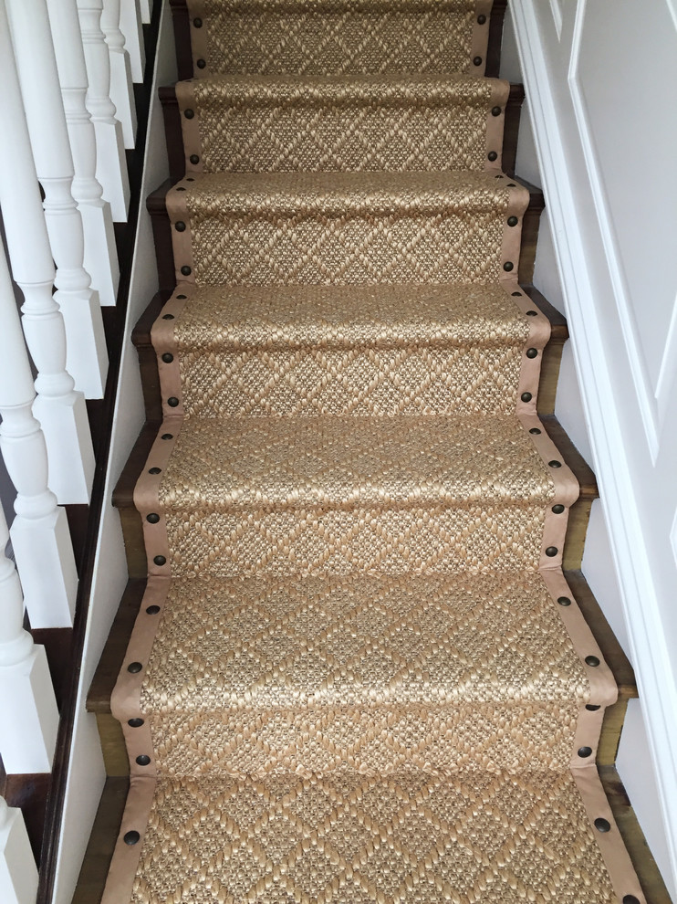 Mittelgroße Moderne Treppe in L-Form mit Teppich-Treppenstufen und Teppich-Setzstufen in Baltimore