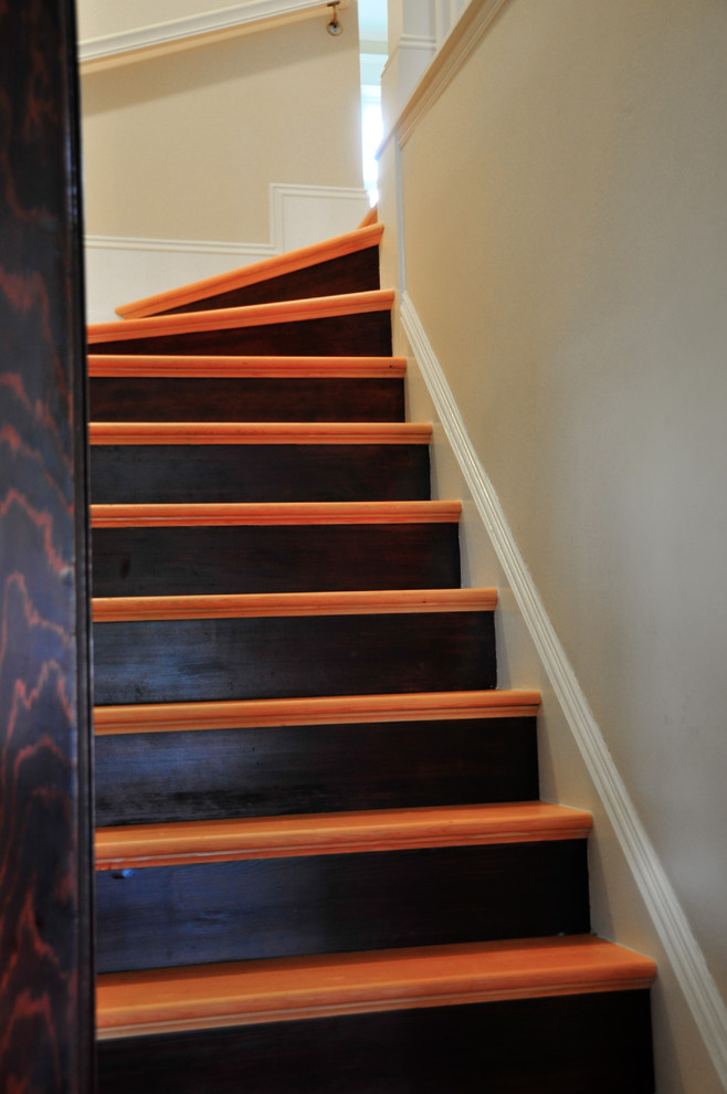 Идея дизайна: угловая деревянная лестница в стиле кантри с деревянными ступенями
