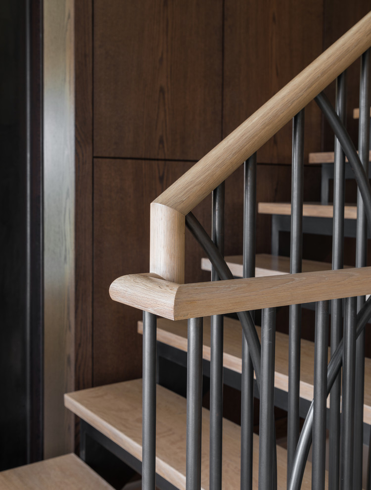 Foto de escalera recta tradicional renovada grande con escalones de madera, contrahuellas de metal y barandilla de metal