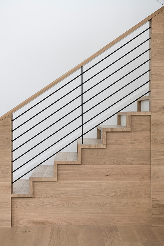 Réalisation d'un escalier peint minimaliste en U avec des marches en bois et un garde-corps en matériaux mixtes.