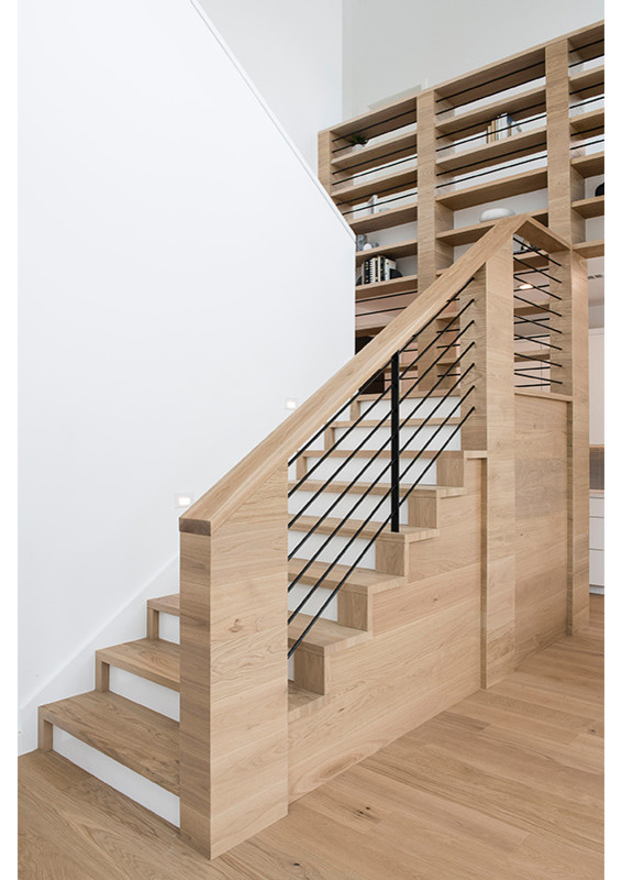 Idéer för funkis u-trappor i trä, med sättsteg i målat trä och räcke i flera material