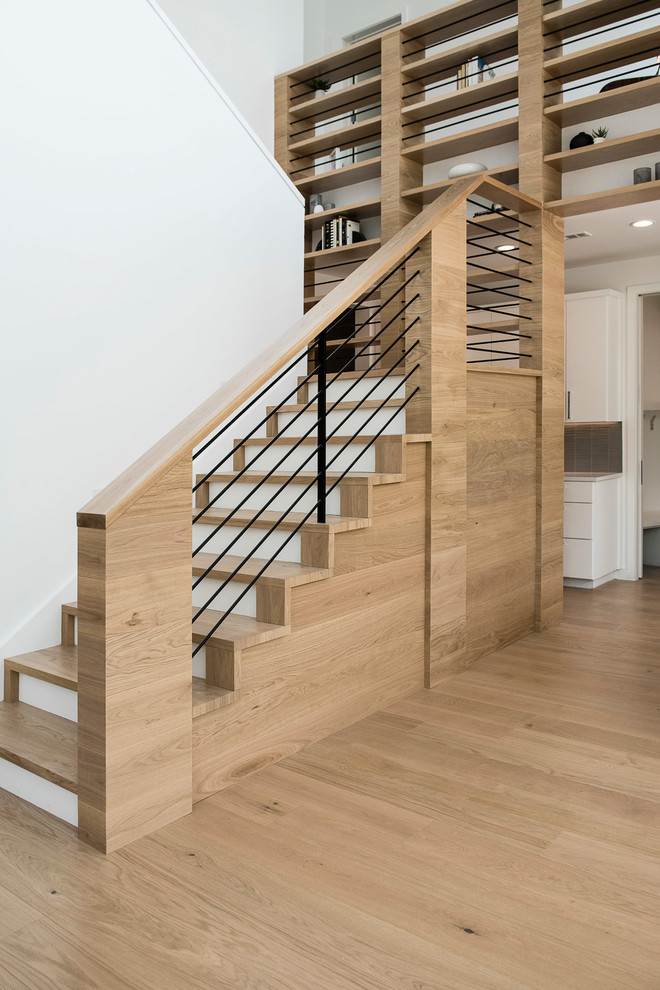 Пример оригинального дизайна: прямая лестница среднего размера в современном стиле с деревянными ступенями