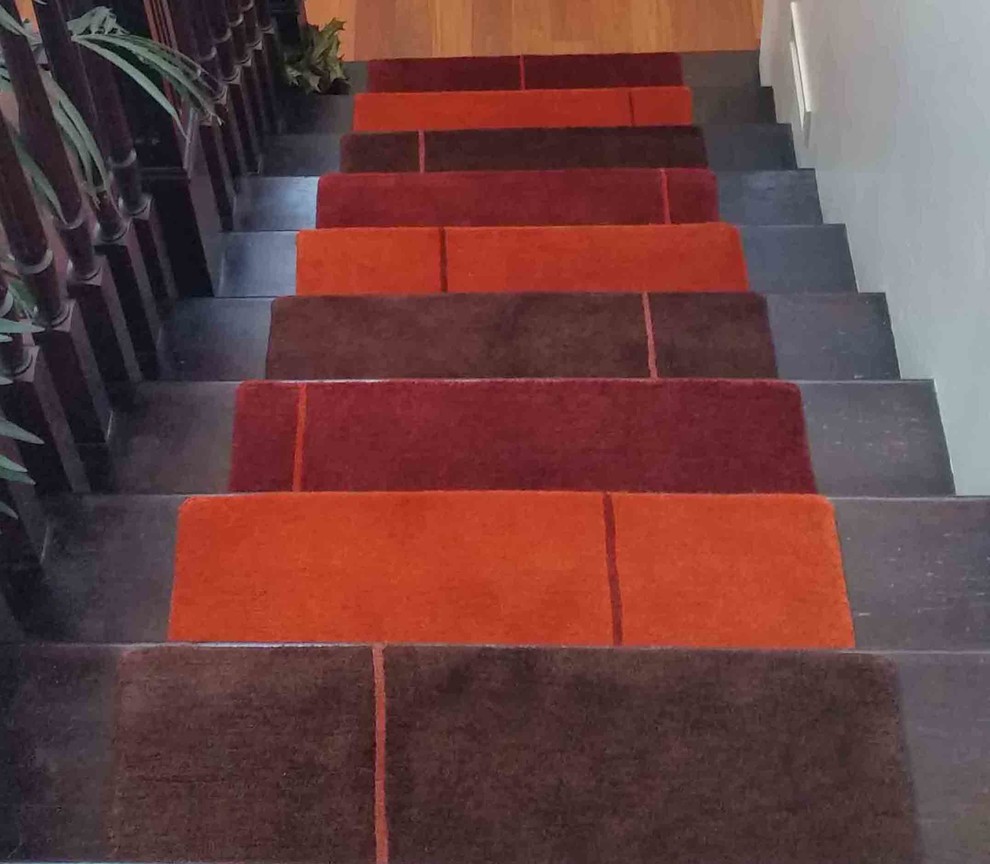 На фото: прямая лестница среднего размера в современном стиле с ступенями с ковровым покрытием и ковровыми подступенками с