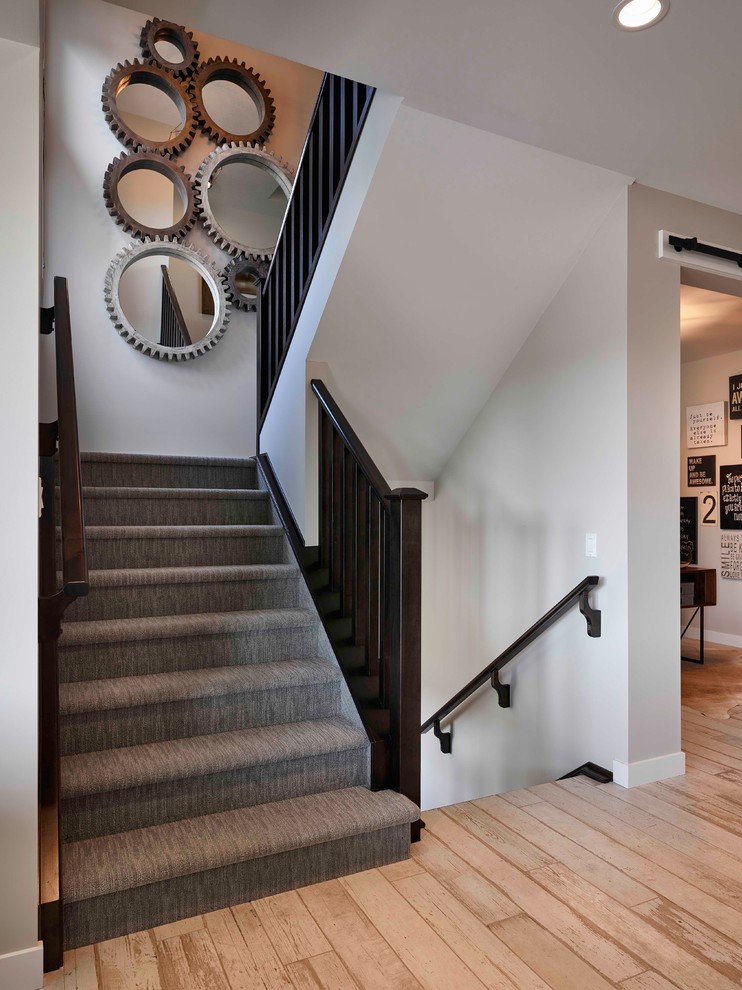 Diseño de escalera en U de estilo de casa de campo de tamaño medio con escalones enmoquetados y contrahuellas enmoquetadas
