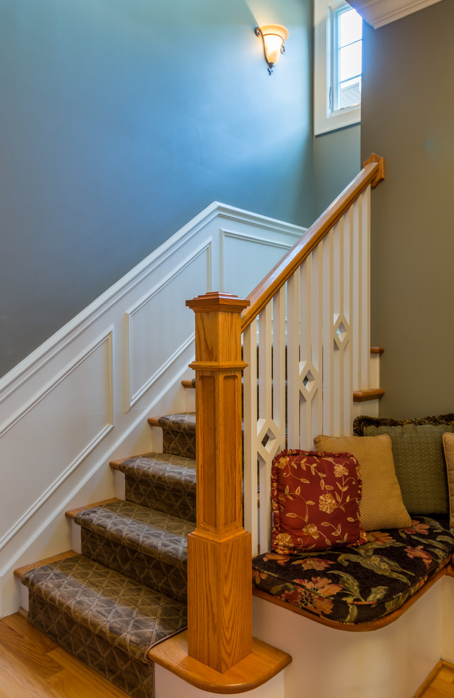 Ejemplo de escalera en L clásica pequeña con escalones de madera, contrahuellas de madera, barandilla de madera y panelado