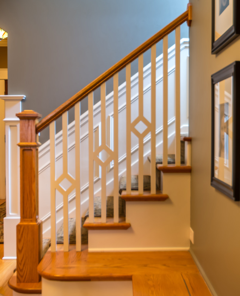 Kleine Klassische Treppe in L-Form mit gebeizten Holz-Setzstufen und Wandpaneelen in Chicago