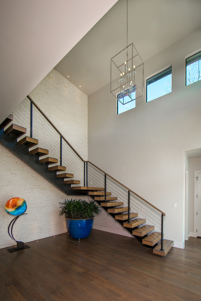 Свежая идея для дизайна: металлическая лестница среднего размера, на больцах в стиле модернизм с деревянными ступенями и металлическими перилами - отличное фото интерьера