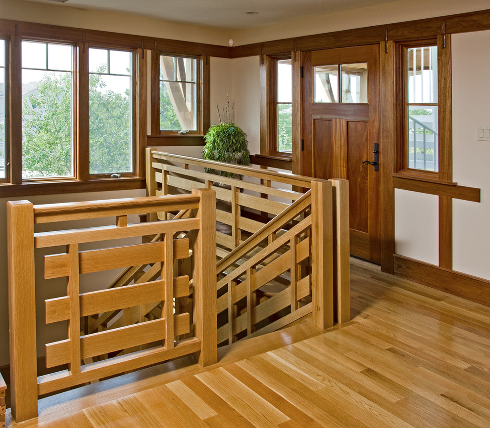 На фото: лестница в стиле кантри с деревянными перилами с