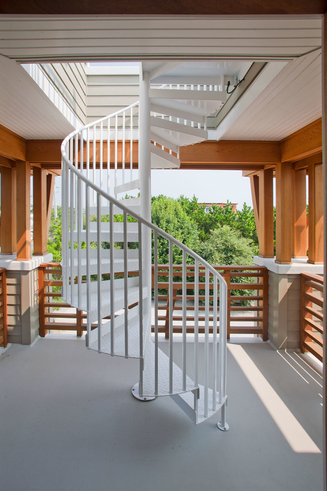 Idée de décoration pour un petit escalier hélicoïdal craftsman avec des contremarches en métal et des marches en métal.