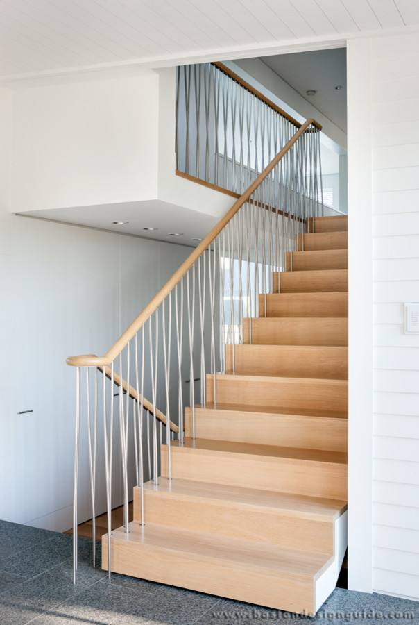 Cette photo montre un grand escalier droit tendance avec des marches en bois et des contremarches en métal.