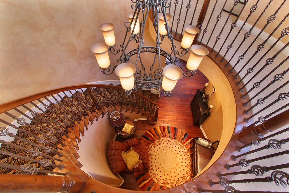 Imagen de escalera de caracol bohemia con escalones enmoquetados y contrahuellas enmoquetadas