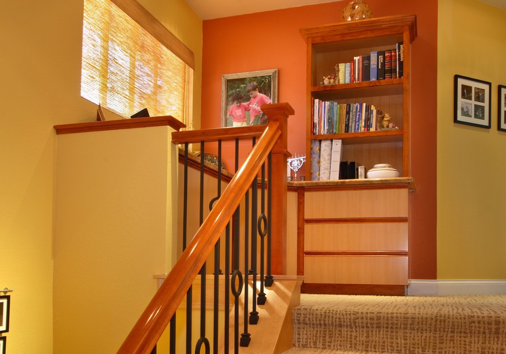 Foto på en funkis trappa, med heltäckningsmatta och sättsteg med heltäckningsmatta