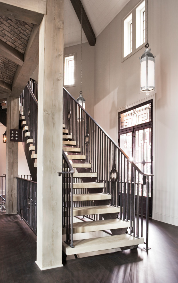 Diseño de escalera recta tradicional renovada grande sin contrahuella con escalones de madera y barandilla de metal