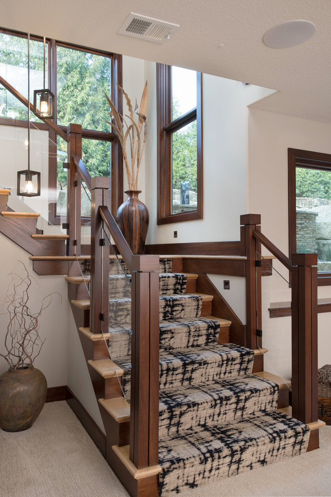На фото: угловая деревянная лестница в стиле неоклассика (современная классика) с деревянными ступенями и перилами из смешанных материалов