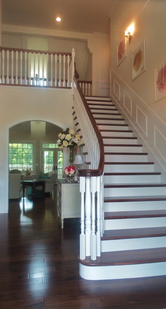 Diseño de escalera curva campestre con escalones de madera y contrahuellas de madera pintada