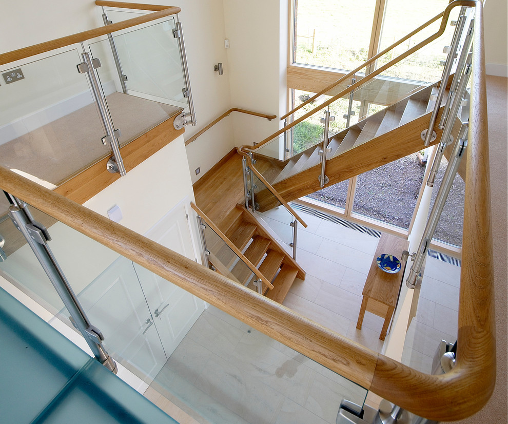 Diseño de escalera actual grande sin contrahuella con escalones de madera
