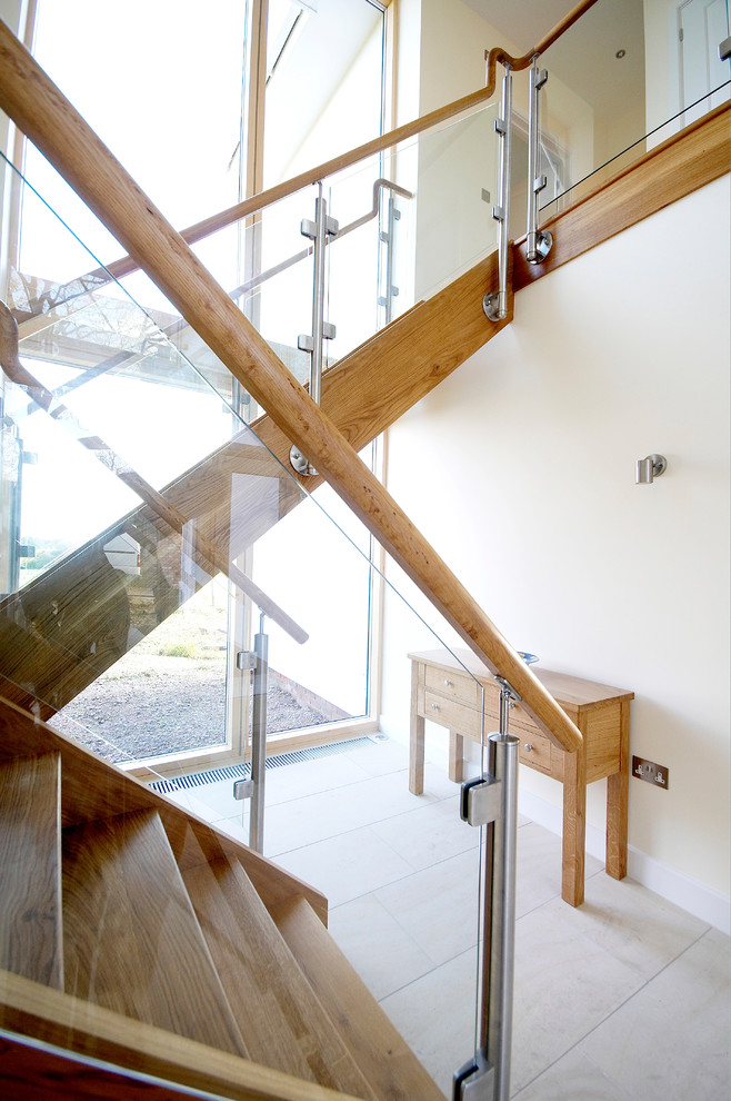 Ejemplo de escalera actual grande sin contrahuella con escalones de madera