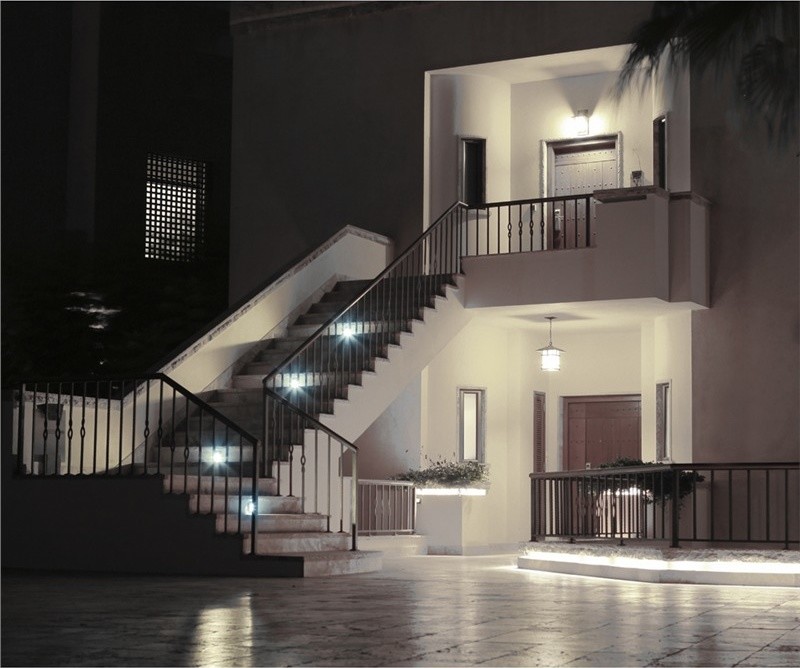 Пример оригинального дизайна: угловая лестница в средиземноморском стиле с бетонными ступенями