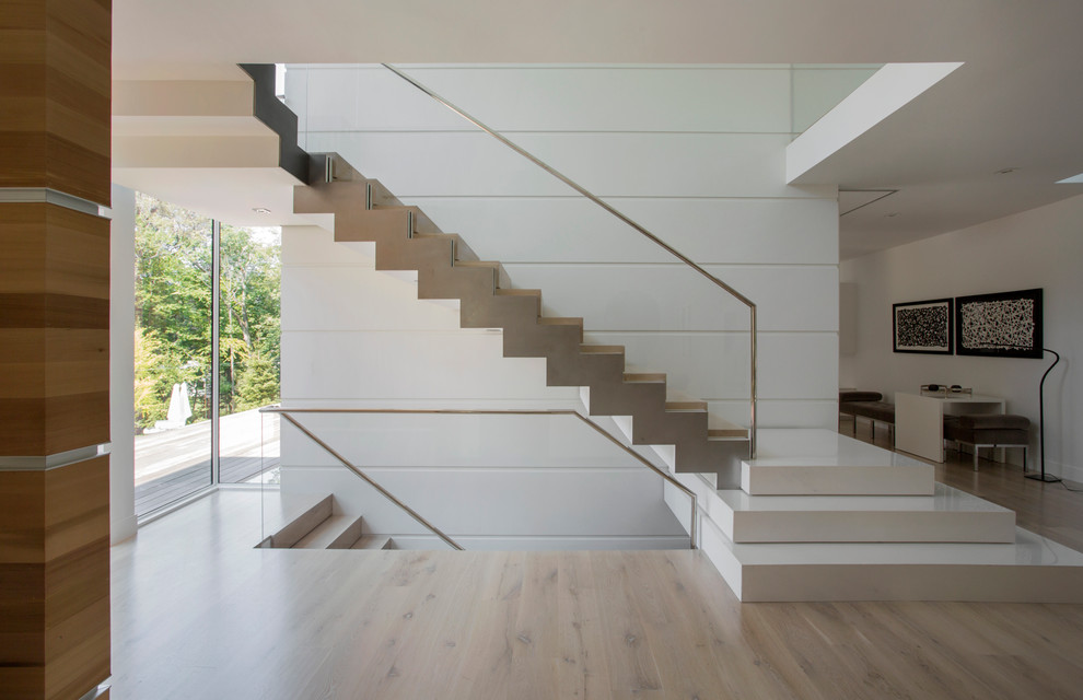 На фото: большая угловая лестница в стиле модернизм с деревянными ступенями