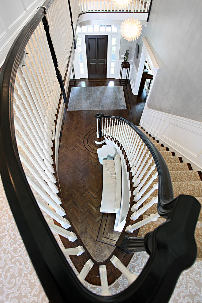 Стильный дизайн: изогнутая деревянная лестница среднего размера в современном стиле с деревянными ступенями - последний тренд